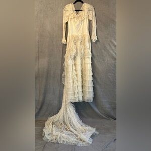 Vintage Victorian-Style Long-Sleeve Lace Ball Gown Wedding Dress With Train